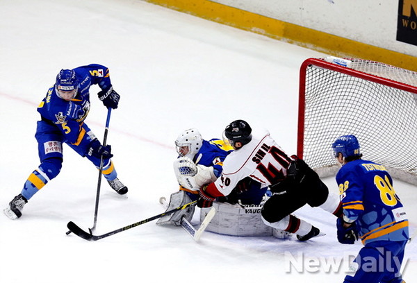 ▲ 안양 한라와 하이원의 결승전 현장.ⓒ대한아이스하키협회