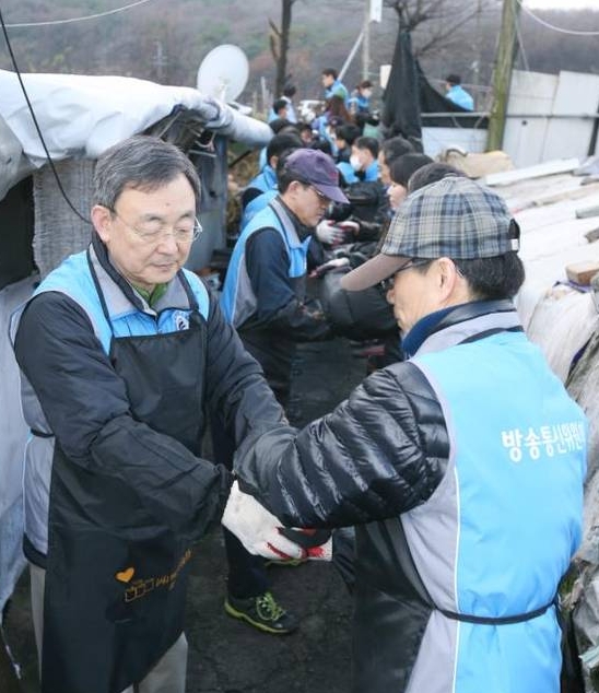 ▲ 최성준 위원장이 취약계층을 위해 29일 서울 구룡마을에서 연탄배달 봉사를 했다.ⓒ방송통신위원회