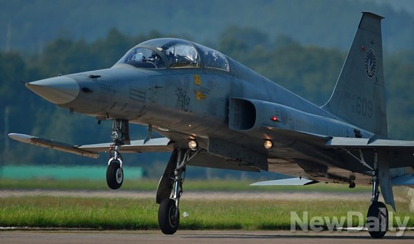 ▲ F-5E 전투기(복좌형)의 2014년 이륙모습. ⓒ뉴데일리 정상윤 사진기자.