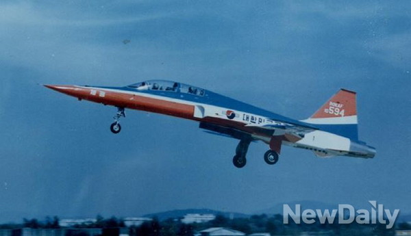 ▲ 1982년 9월 9일, 우리 손으로 제작한 최초의 국산전투기 제공호 KF-5F 1호기의 출하행사가 대한항공 김해공장에서 열렸다.이날 이륙 시범을 보이는 제공호 1호기.ⓒ공군