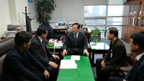 ▲ 주낙영(왼쪽 두번째) 경북도 행정부지사는 30일 국회 예결위원회 예결소위 이한성(중간) 의원을 만나 내년 국비예산 확보에 적극적인 협조를 요청했다. ⓒ경북도 제공