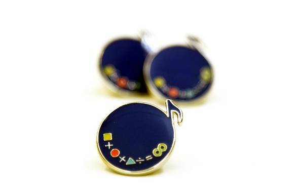 ▲ '마음을 더하고 열정을 곱하고 서로 함께 나누면 무한대의 성공에너지를 끌어 낼 수 있다'는 의미를 담고 있는 코오롱그룹 배지ⓒ