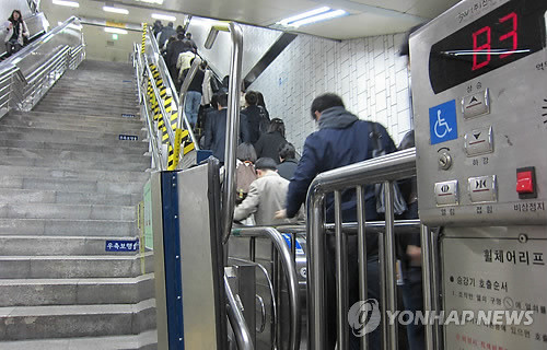 ▲ 서울시내한 지하철 역사의 에스컬레이터를 이용하는 승객들의 모습(자료사진) ⓒ 연합뉴스 무단전재 및 재배포금지