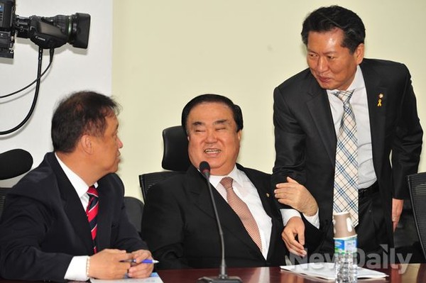 ▲ 1일 오전 의원회관에서 열린 종편 3주년, 현황 및 평가 토론회에 앞서 새정치민주연합 문희상 비상대책위원장(사진 가운데)이 민병두 민주정책연구원장(사진 왼쪽)과 악수를 나눈 정청래 의원의 오른팔을 감싸안고 있다. ⓒ뉴데일리 이종현 기자