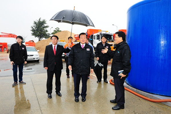 ▲ 박보생 김천시장이 연말 바쁜 일정에도 대광동 도로관리사무소를 직접방문, 제설장비 및 자재 실태를 점검하고 있다.ⓒ김천시 제공