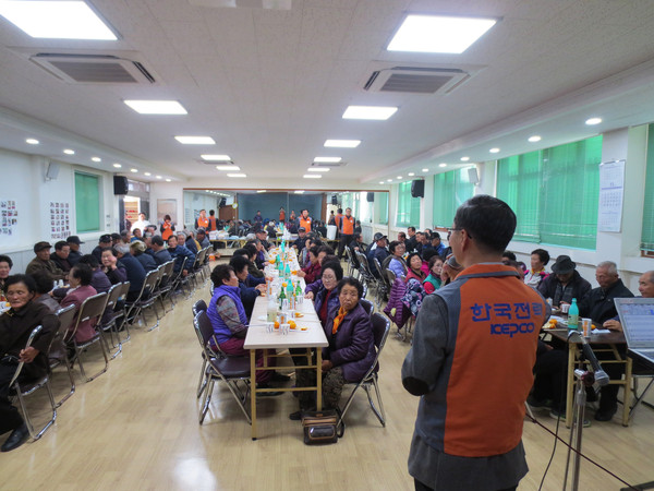 ▲ 한전 경산지사(지사장 최상조)는 지난 달 27일  용성면에 위치한 복지회관에서 이웃사랑을 몸소 실천하는 봉사활동을 전개했다.@한전 경산지사 제공