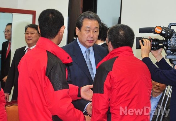 ▲ 새누리당 김무성 대표최고위원이 지난달 18일 공무원연금 개혁과 관련 공노총 관계자들과 면담을 갖기에 앞서 인사를 나누고 있다. ⓒ뉴데일리 이종현 기자