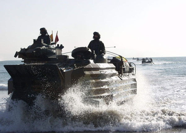 ▲ 상륙훈련 중인 한국 해병대의 상륙장갑차 AAV7. 日방위성도 이 AAV7을 52대 도입하기로 했다. ⓒ해병대 블로그 '날아라 마린보이' 캡쳐