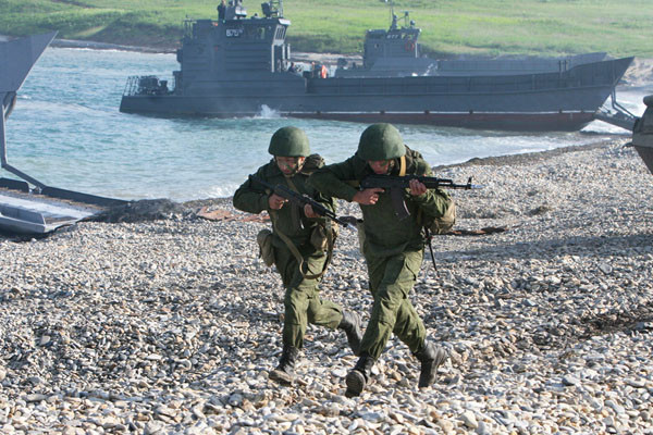 ▲ 블라디보스톡에서 상륙 훈련 중인 러시아 육전대(해군 보병) 여단 병력들. 러시아는 3개 사단 규모의 육전대를 보유하고 있지만, 극동지역에는 1개 여단 규모만 있는 것으로 알려져 있다. ⓒ위키피디아 공개사진