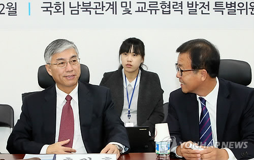 ▲ 지난달 26일 의원회관에서 열린 6자회담국 주한대사 초청 간담회에서 추궈홍 주한 중국대사(사진 왼쪽)가 새정치민주연합 원혜영 남북관계발전특별위원장과 대화를 나누고 있다. ⓒ연합뉴스 사진DB