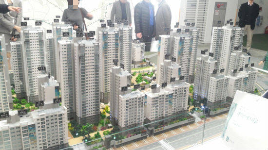 ▲ '래미안 에스티움' 지하3층 지상 최고27층, 19개 동 전용39∼118㎡ 총 1722가구로 조성된다. 이 중 794가구가 일반분양하며 전용85㎡ 이하 중소형이 전체의 84%를 차지한다.ⓒ뉴데일리경제