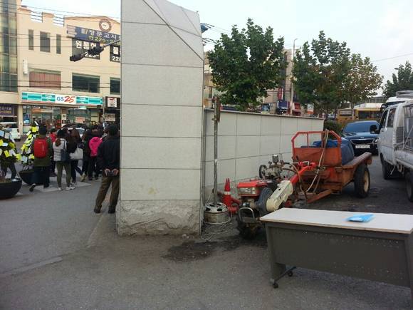 ▲ 학교측이 경운기를 공회전 해 소음을 만들어 집회를 방해하고 있다. ⓒ뉴데일리경제