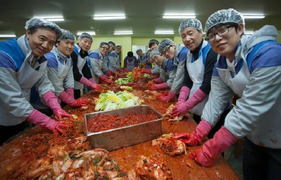 ▲ 녹십자 올 하반기 신입사원과 회사 임원들이 지난 11월 28일 용인시 수지 소재 '성심원'에서 사랑의 김치 담그기 봉사활동을 하고 있다.ⓒ녹십자