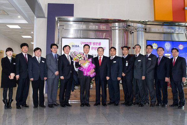 ▲ 경북 구미시가 12월 기업에 (주)세바를 선정하고 한 달 동안 시청사 국기게양대 및 가로 게양대에 사기를 게양했다.ⓒ구미시 제공