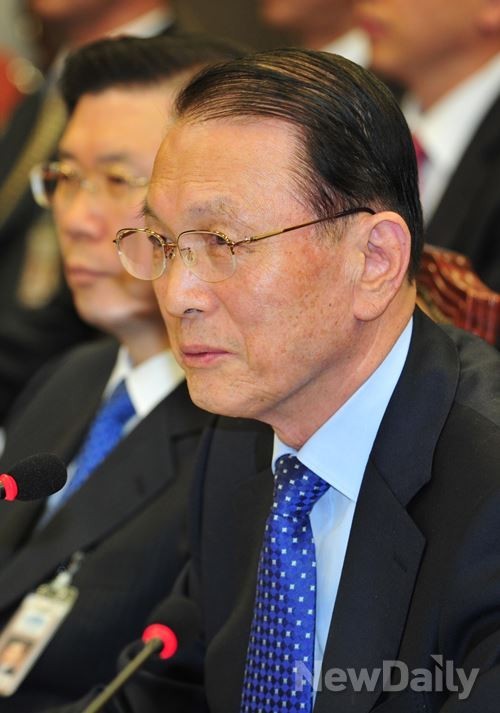 ▲ 김기춘 대통령 비서실장이 국회 운영위원회실에서 열린 대통령비서실, 국가안보실, 대통령경호실 국정감사에서 의원들이 질의를 받고 있다. ⓒ뉴데일리 DB