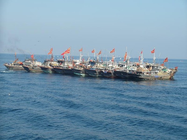 ▲ 중국 어선 불법 조업 모습.ⓒ안전처