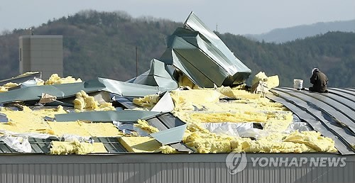 ▲ 지난 1일 강풍으로 손상된 경주의 한 초등학교 강당의 지붕을 관계자들이 보수하고 있다. 2014.12.2 ⓒ 연합뉴스 무단전재 및 재배포금지