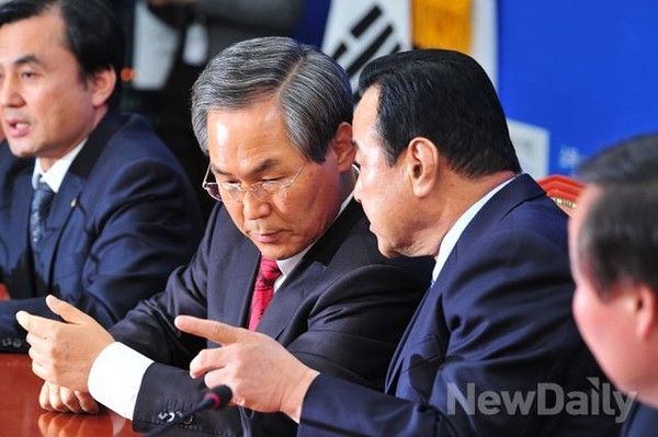 ▲ 2일 오전 11시 30분, 양당 원내대표 긴급회동에 앞서 새정치연합 안규백 원내수석부대표가 모두발언을 하고 있는 가운데, 새누리당 이완구 원내대표와 새정치연합 우윤근 원내대표가 귓속말을 나누고 있다. ⓒ뉴데일리 이종현 기자