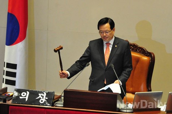 ▲ 정의화 국회의장이 2일 국회 본회의에서 예산안 가결을 선언한 직후 의사봉을 두드리고 있다. ⓒ뉴데일리 이종현 기자