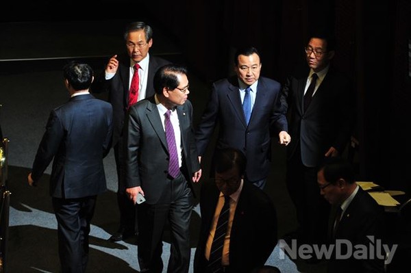 ▲ 여야 원내대표가 2일 국회 본회의장 내에서 분주한 움직임을 보이고 있다. 이날 본회의 도중에 상속세·증여세법 개정안이 돌발적으로 부결되면서 의석은 크게 술렁였다. ⓒ뉴데일리 이종현 기자