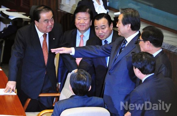 ▲ 새누리당과 새정치민주연합은 2일 마라톤 협상 끝에 합의사항을 도출해 본회의에서 예산안과 예산부수법안을 합의 처리했다. 사진은 예산안 처리를 앞두고 화기애애하게 대화하고 있는 새누리당 김무성 대표최고위원과 이완구 원내대표, 새정치민주연합 문희상 비상대책위원장. ⓒ뉴데일리 이종현 기자
