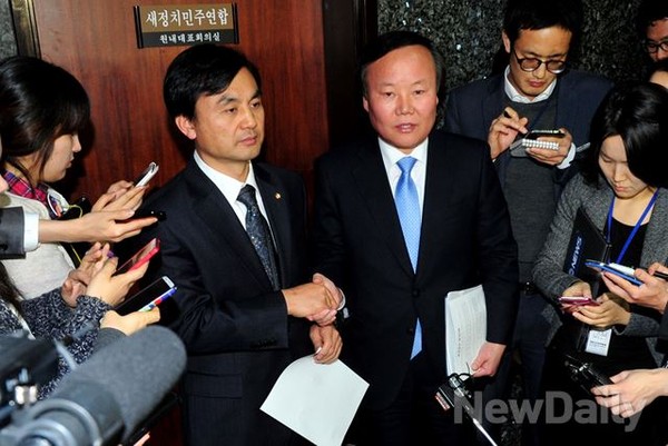 ▲ 2일 오후 4시 15분 새누리당 김재원 원내수석부대표와 새정치민주연합 안규백 원내수석부대표가 양당 원내대표 합의사항을 발표하고 있다. ⓒ뉴데일리 이종현 기자