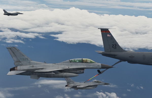 ▲ 공군 F-16전투기가 미공군 KC-135 급유기로부터 훈련에 필요한 급유를 받고 있다.ⓒ공군