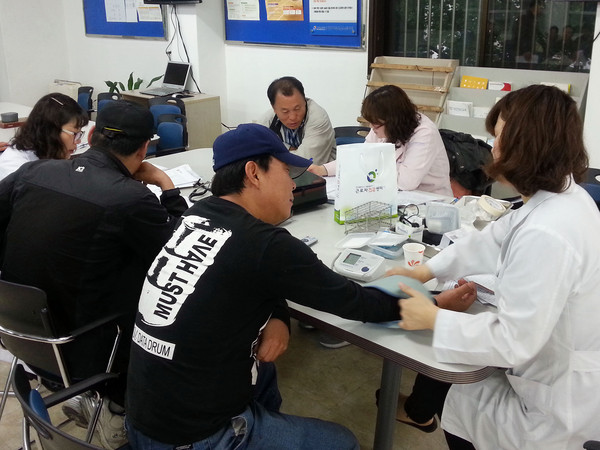 ▲ 대구근로자건강센터에서 일일취업센터를 방문 상담하는 모습.ⓒ계명대 제공