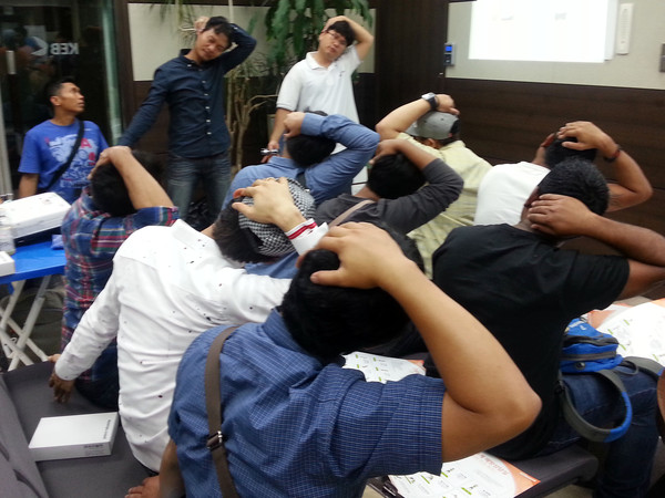 ▲ (계명대)대구근로자건강센터에서 외국인근로자를 대상으로 스트레칭 교육을 하는 모습.ⓒ계명대 제공