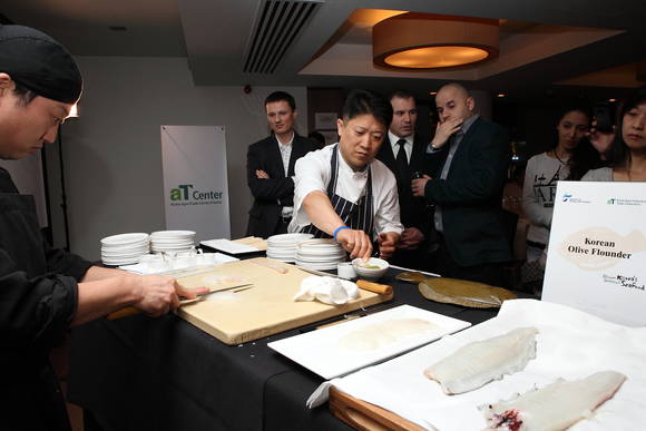 ▲ aT가 지난 1일 영국 런던에서 개최한 광어 수출 기념 홍보행사에서 한국산 광어를 활용해 현지 식문화와 접목한 유럽식 요리를 소개했다. ⓒ aT