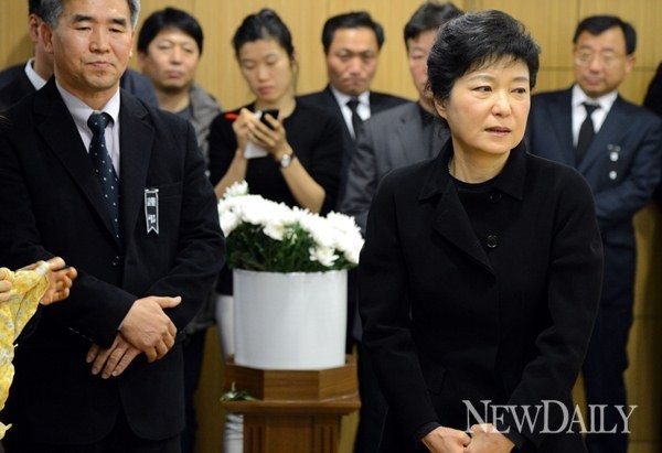 ▲ 2012년 12월2일 故 이춘상 보좌관의 빈소를 찾은 박근혜 대통령이 눈물을 흘리고 있다. ⓒ이종현 기자