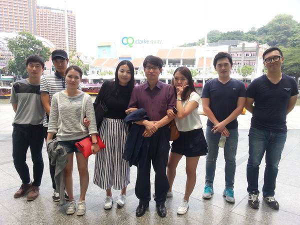 ▲ 지난달 싱가포르 특급호텔에 취업한 수성대 호텔관광계열 학생들이 격려차 현지를 방문한 최영휴 교수와 클라크케이호텔에서 기념촬영하고 있다.ⓒ수성대 제공