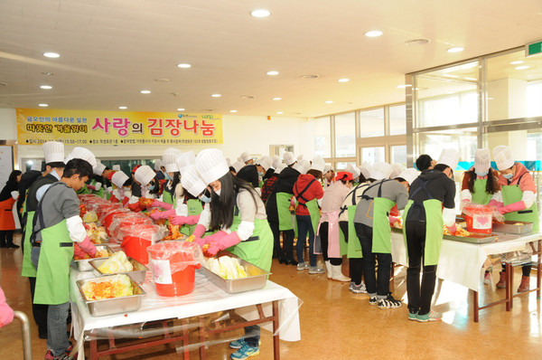 ▲ 오공대 김영식 총장과 대학구성원들이 함께 ‘사랑의 김장 나눔’ 행사를 가졌다.@금오공대 제공