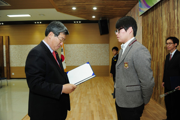 ▲ 곽용환 고령군수가 대가야체험축제 아이디어 공모전 우수제안에 선정된 학생에게 정례조회 시간을 통해 시상하고 있다.ⓒ고령군 제공