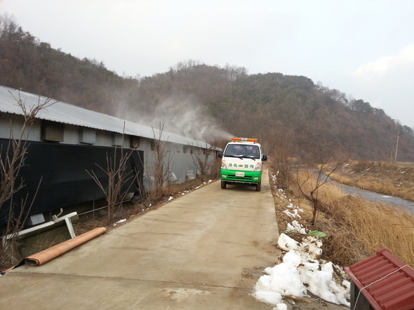 ▲ 문경시가 최근 전북 김제 및 경주시에서 조류인플루엔자가 발생함에 따라 관내 유입방지를 위한 차단방역에 총력을 기울이고 있다.ⓒ문경시 제공