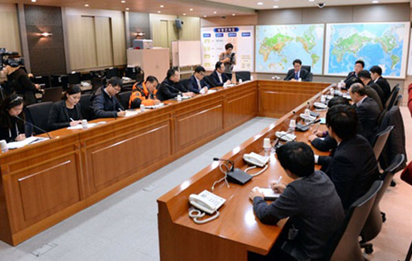 ▲ 지난 1일 501 오룡호 침몰 소식을 입수한 정부는 외교부, 국민안전처 등 관계기관들과 함께 합동대책본부를 꾸려 대응하고 있다. 사진은 지난 1일 오후 10시 외교부 13층 상황실에서 열린 긴급대책회의. ⓒ정부 브리핑 홈페이지