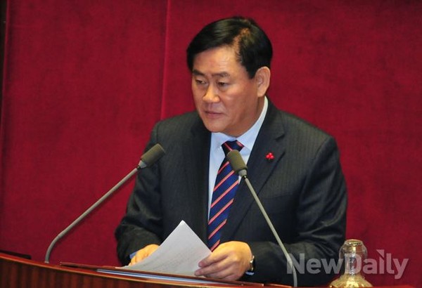 ▲ 2일 열린 국회 본회의에서 최경환 경제부총리가 예결위 여당 간사인 새누리당 이학재 의원의 예산 수정동의안 찬성 토론이 끝난 직후 단상에 올라와 "예결위에서 마련한 수정동의안에 이의가 없다"는 뜻을 밝히고 있다. ⓒ뉴데일리 이종현 기자