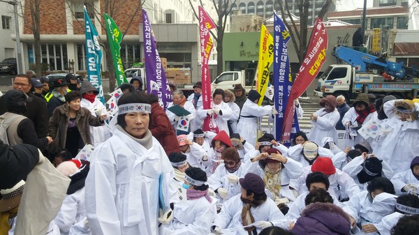 ▲ 3일, 상복을 입은 주옥순 엄마부대봉사단 대표가 '통진당 해산' 머리띠를 두르고 '통합진보당 해산을 위한 엄마부대의 세 번째 호소문'을 발표했다. ⓒ김정래 뉴데일리 기자