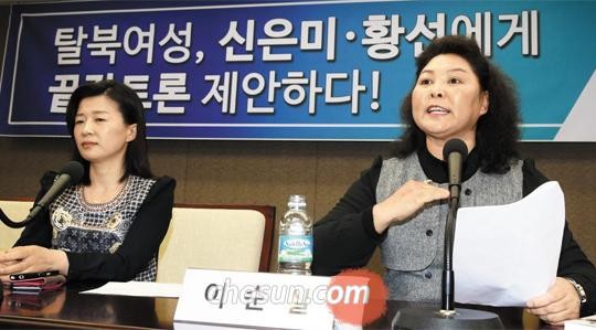 ▲ 탈북 여성 송지영(왼쪽)·이순실씨가 3일 오전 서울 중구 프레스센터에서 가진 기자회견에서 ‘종북 콘서트’ 논란을 일으킨 신은미·황선씨에게 끝장토론을 제안하고 있다. /오종찬 기자  (조선일보)