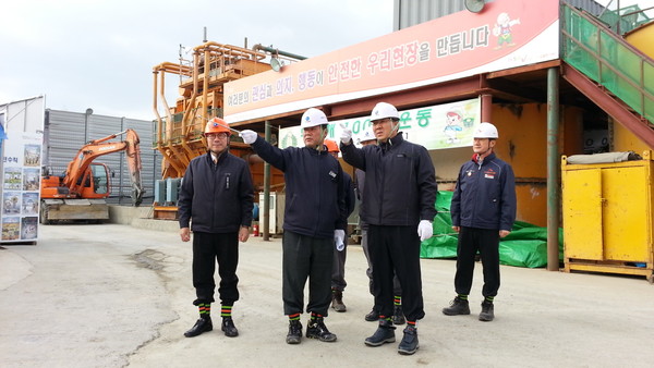 ▲ 한국가스공사 장석효 사장은 지난 3일 부산경남지역본부 을숙도 해저터널 현장을 찾아 동절기 안전관리 등에 대비한 현장 안전점검을 펼쳤다.ⓒ한국가스공사 제공