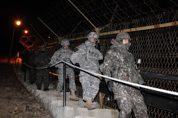 ▲ GOP 순찰하는 미군 이길호, 트록셀 주임원사.ⓒ합동참모본부