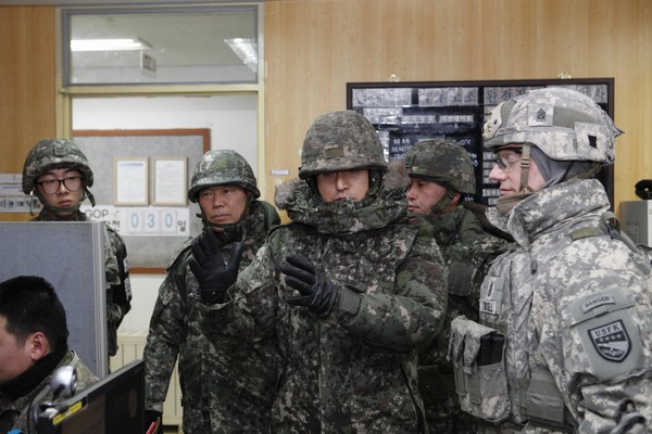 ▲ GOP 순찰하는 미군 이길호, 트록셀 주임원사.ⓒ합동참모본부