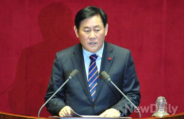 ▲ 박근혜 대통령의 전 비서실장인 정윤회씨의 비선실세 의혹 불똥이 국회까지 튀고 있다. 최경환 경제부총리. ⓒ뉴데일리