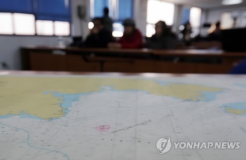 ▲ 지난 2일 사조산업 부산지사에서 실종자 가족들이 심각한 표정으로 밤새 진행된 수색상황 브리핑을 듣고 있다. ⓒ 연합뉴스 무단전재 및 재배포금지