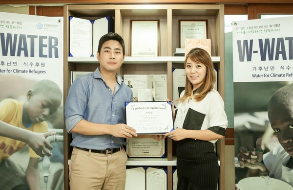 ▲ 이욱 W재단 이사장과 방송인 하지영.  ⓒ W재단 제공