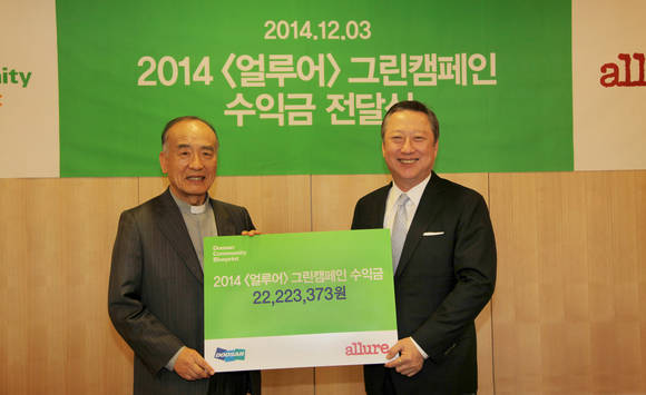 ▲ 박용만 두산그룹 회장(사진 오른쪽)이 박경조 녹색연합 대표에게 '2014 얼루어 그린 캠페인'을 통해 얻은 수익금을 전달하고 있다. ⓒ두산그룹