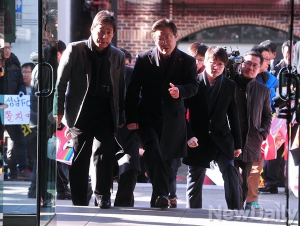 ▲ 축구회관으로 들어서고 있는 신문선 성남FC 대표이사와 이재명 구단주(오른쪽).ⓒ뉴데일리 정재훈 사진기자