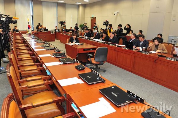 ▲ 이른바 비선실세 국정농단 의혹을 추궁하기 위해 새정치민주연합이 일방적으로 소집을 요구해 열린 5일 국회 운영위원회 전체회의에 이완구 위원장을 제외한 모든 여당 의원들이 불참해 좌석이 텅 비어 있다. ⓒ뉴데일리 이종현 기자