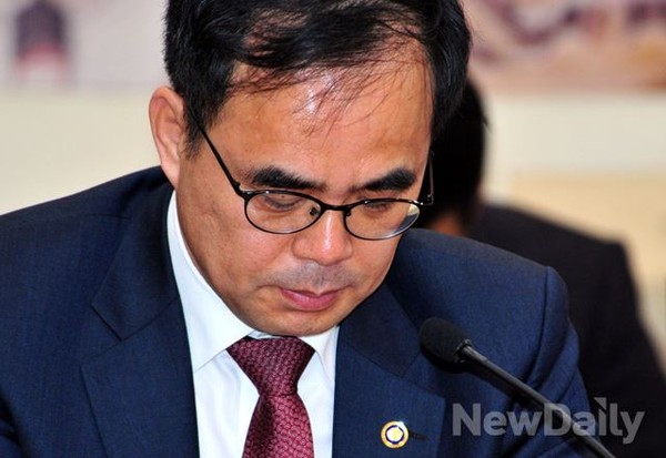 ▲ 김종 문체부 2차관이 5일 교문위 전체회의에 출석한 가운데, "여야 싸움으로 몰고 가야" 쪽지 파문에 대해 고개 숙여 사과하고 있다. ⓒ뉴데일리 이종현 기자