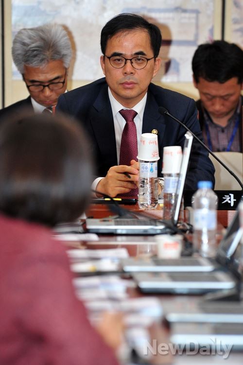 ▲ "여야 싸움으로 몰고 가야"라는 내용의 쪽지를 받은 김종 문체부 2차관이 의원들의 질의를 받고 있는 가운데, 우상일 체육국장(사진 왼쪽 뒤)이 고개를 푹 숙인 채 앉아 있다. ⓒ뉴데일리 이종현 기자